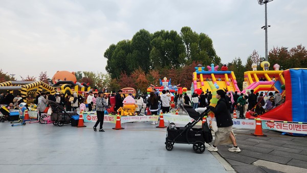 충주씨농산물 직거래 한마당 에어바운스 키즈존을 이용하는 시민들 (사진제공=충주시)