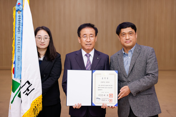 주인순 주무관, 김문근 단양군수, 백승권 기획팀장 (사진제공=단양군)