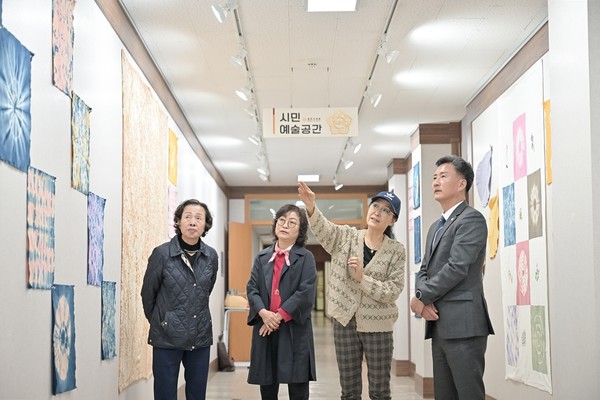 임달희 공주시의회의장과 주최측 관계자들이 작품을 둘러보고 있다.(사진제공=공주시의회)