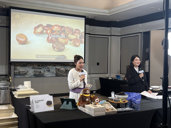 공주시 지역 대표 농특산물인 ‘공주알밤’이 베트남으로 두 번째 수출길에 오르고, ‘공주산 유기농 블루베리’가 태국 현지 유통업체와 첫 수출 계약을 체결했다. 사진은 현지 스트리밍 장면.(사진제공=공주시)