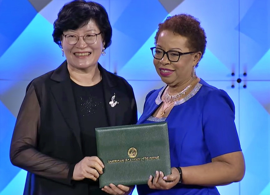 펠로우 인증서를 전달받는 송라윤 교수(왼쪽). (사진제공=충남대학교)