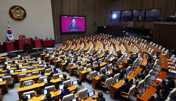 이재명 대통령이 4일 서울 여의도 국회 본회의장에서 내년도 정부 예산안에 대한 시정연설을 하고 있다.[사진=연합뉴스]
