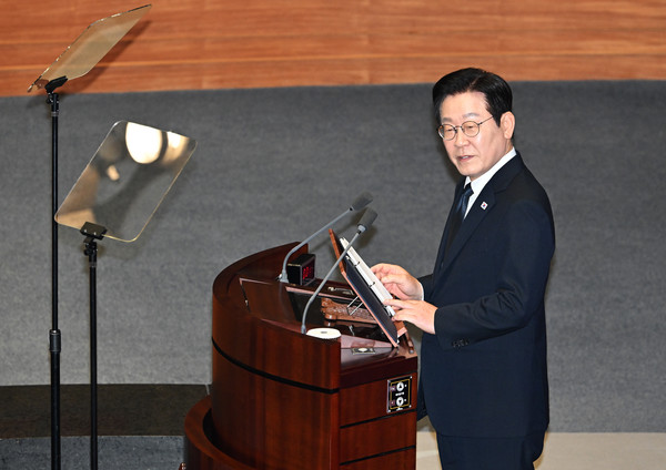 이재명 대통령이 4일 서울 여의도 국회 본회의장에서 내년도 정부 예산안에 대한 시정연설을 하고 있다.[사진=연합뉴스]