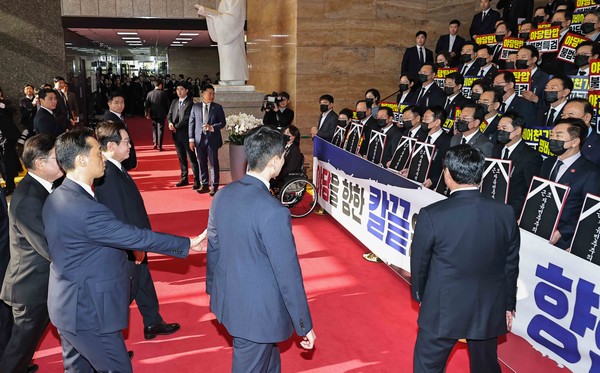 이재명 대통령이 4일 내년도 정부 예산안에 대한 시정연설을 하기 위해 서울 여의도 국회에 도착해 피켓시위를 하는 국민의힘 의원들 앞을 지나고 있다. 국민의힘 의원들은 추경호 전 원내대표에 대한 내란특검팀의 영장청구에 반발하며 야당 탄압 중단을 촉구했다.[사진=연합뉴스]