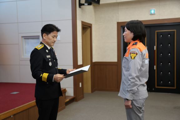 임명장을 받고 있는 신규 의용소방대원 모습  (사진제공=태안소방서)