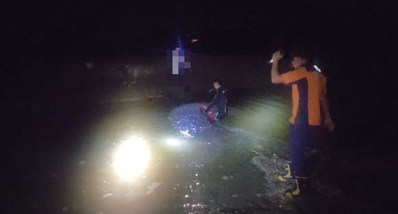 지난달 10월 9일 진산리 갯벌 고립자 구조 모습    (사진제공=태안해경)