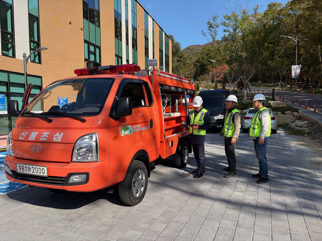 한국산림복지진흥원이 가을철 건조한 날씨로 산불 발생 위험이 높아짐에 따라 산림복지시설의 안전사고 예방을 위해 현장 중심의 점검을 강화하고 있다. 황성태 부원장은 4일 국립진안고원산림치유원을 방문해 직원들과 함께 산불 피해 예방을 위한 안전점검을 직접 실시했다. 이번 점검은 산림복지시설 내 산불 대응 체계를 강화하고 이용객의 안전을 확보하기 위한 조치다. 주요 점검 항목은 ‘산불진화차량의 전진 배치 및 관리 현황’, ‘산림복지시설 내 산불 발생 시 신속한 대피 및 대응 체계 점검’ 등으로, 실질적인 대응 가능 여부를 중점적으로 확인했다.