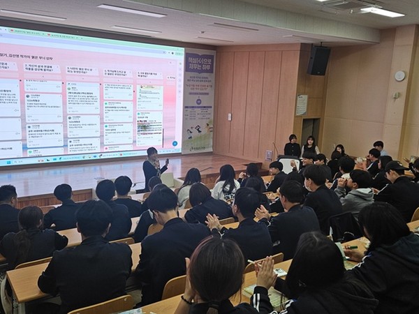 충남교육청은 4일부터 5일까지 충청남도교육청교육연수원(공주)에서 ‘교육공동체가 함께 하는 책심(心) 키움 마당’을 운영한다고 밝혔다. 이번 독서 행사에는 도내 초등학교 3학년부터 중학교 3학년 학생 700여 명과 보호자 140여  명이 참여하며‘책으로 생각하고, 읽으며 성장하는 충남교육’을 주제로 ▲초등학생 책 놀이터 ▲중학생 함께 깊이읽기 ▲학부모 책심(心) 키움 연수를 진행한다.