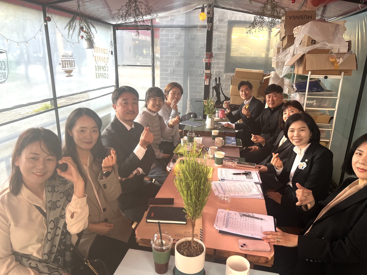 대전시의회 이금선 의원(오른쪽에서 두 번째)이 학교 운영위원장들과 간담회를 가진 뒤 기념 촬영을 하고 있다. (사진제공=대전시의회)