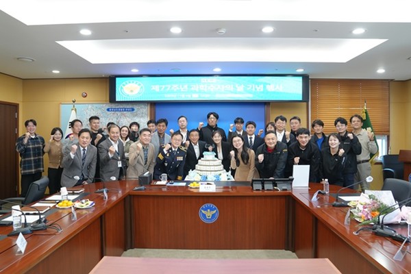 충남경찰청은 4일 회의실에서 ‘제77주년 과학수사의 날’을 맞이해 기념식을 개최했다고 밝혔다. 이날 기념식에서는 현장감식, 영상분석, 변사자검시, 지문 감정 분야 등 과학수사 업무 발전 유공 과학수사관 7명에 대한 포상과 다양한 사건 사고 현장에서 자기 소임을 다하며 과학수사 활동에 노력하고 있는 현장 직원들을 격려했다. 특히 임정주 충남경찰청장은 과학수사 발전을 위해 끊임없는 노력과 연구개발로 제21회 과학수사대상 2위 선발, 제11회 국제 CSI 컨퍼런스 발표자로 선발되는 등 충남 과학수사 위상을 높여주고 빛내 준 과학수사관들의 노고에 감사의 인사를 전했다.