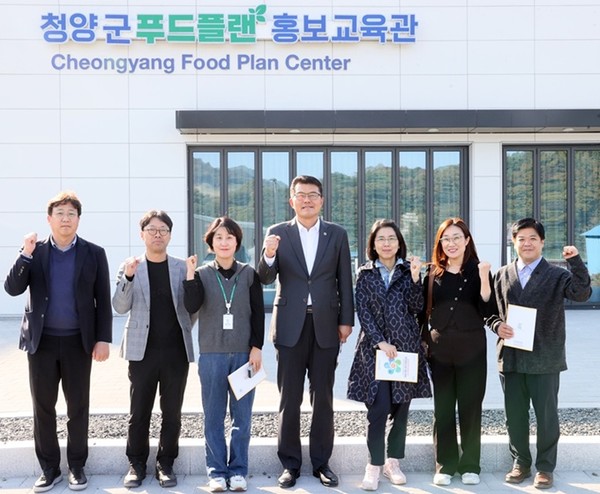 충남도의회 ‘공공급식처의 충남 농림‧축산‧수산물 공급 확대를 위한 연구모임’은 4일 청양군지역활성화재단 회의실에서 제2차 회의 및 연구용역 중간보고회를 열고 지속가능한 공공급식 체계 구축 방안을 논의했다고 밝혔다. 이날 회의는 연구모임 대표인 김기서 의원(부여1‧무소속)을 비롯해 충남도 농림축산국, 충남연구원, 지역활성화재단 관계자, 로컬푸드 전문가 등 연구회원 10여 명이 참석했다.