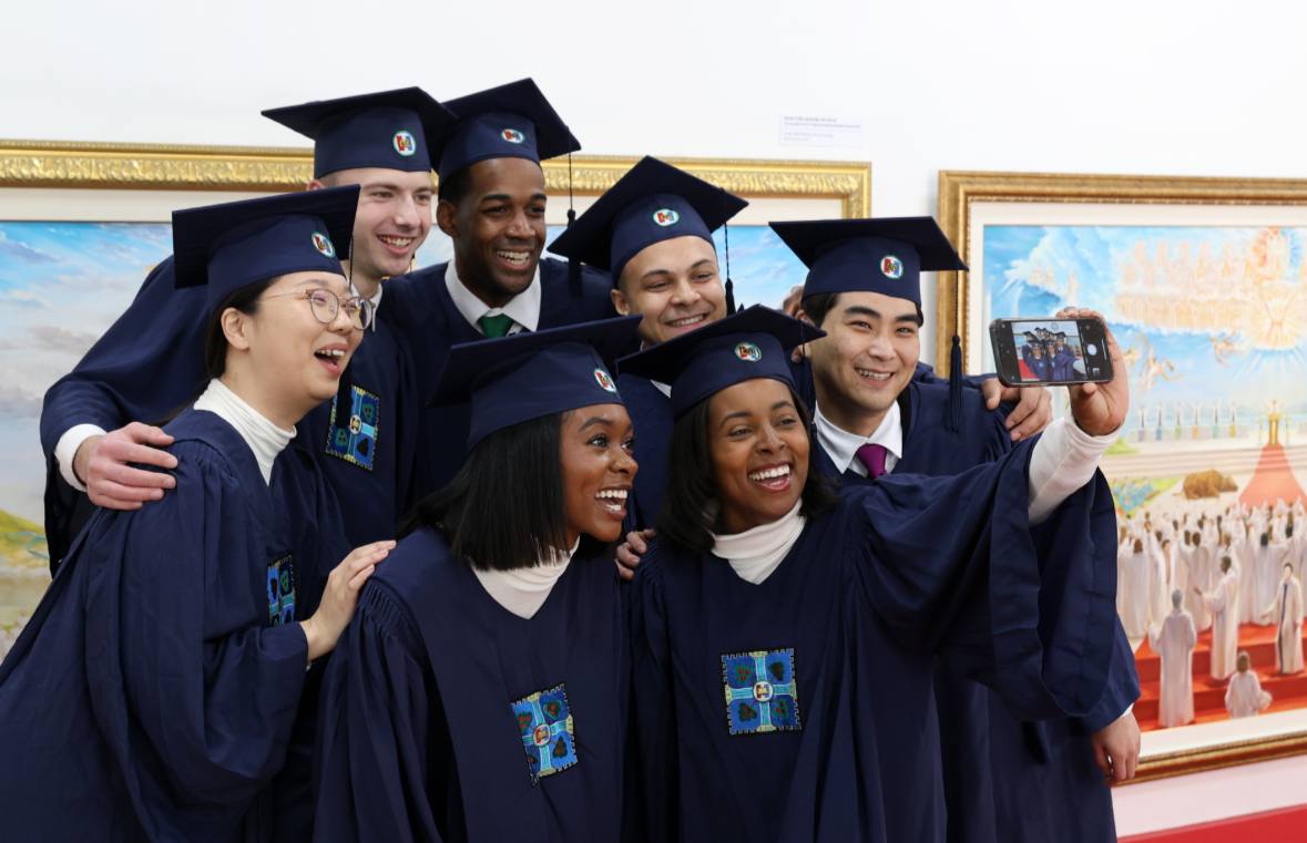 2일 신천지예수교 증거장막성전 청주교회에서 열린 ‘시온기독교선교센터 116기 수료식’에 참여한 수료생들이 서로의 수료를 축하하며 기념촬영을 하고 있다. (사진제공=신천지)