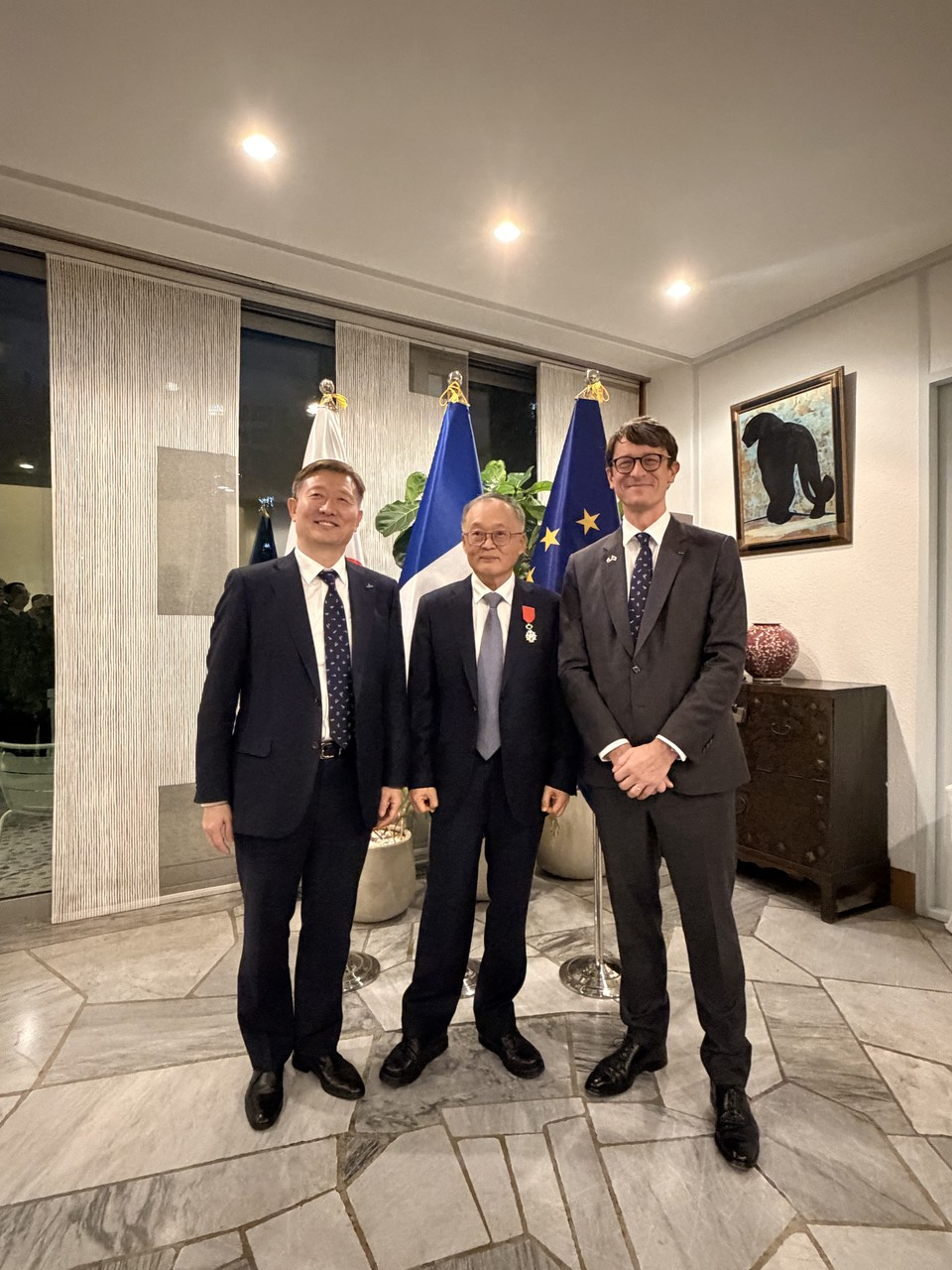 (왼쪽부터)항우연 이상철 원장, 이상률 전 원장, 주한프랑스대사 필립 베르투가 기념사진을 촬영하고 있다. (사진제공=항우연)