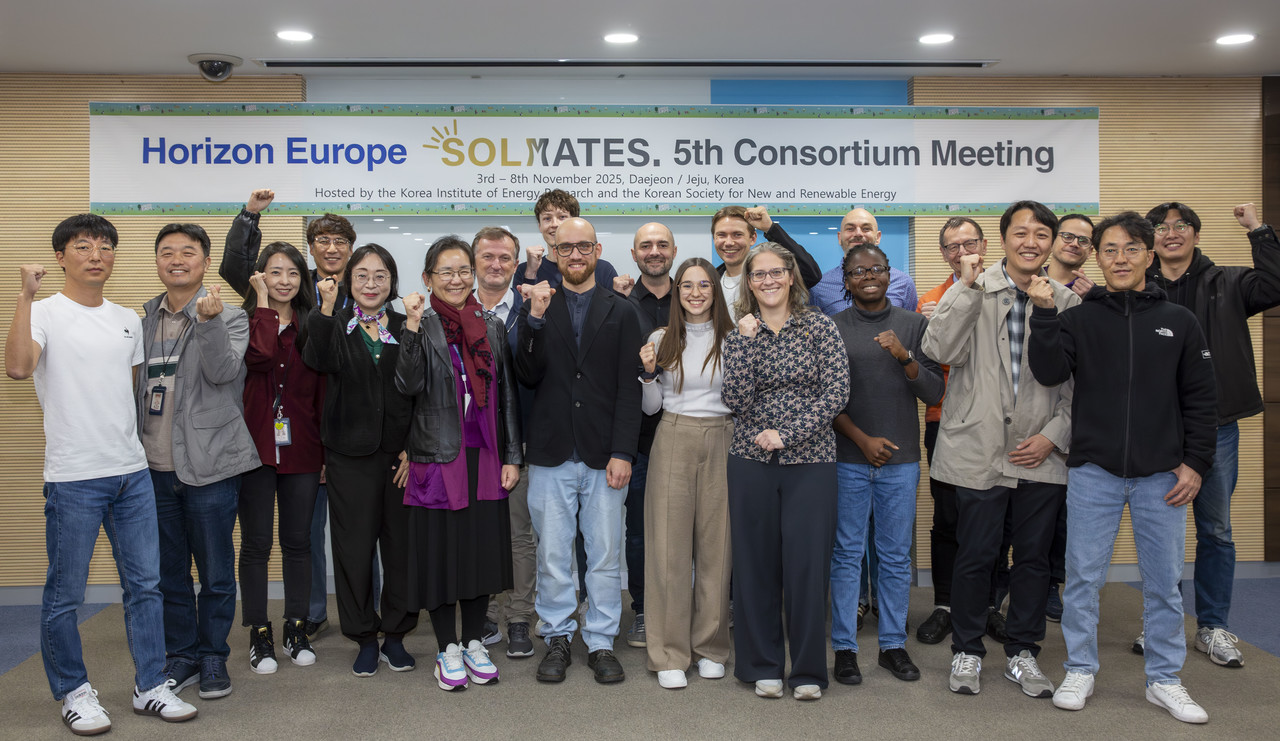   차세대 태양광 협력 연구 컨소시엄 회의 참석자들이 기념사진을 촬영하고 있다. (사진제공=에너지연)