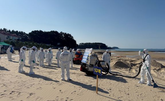 4일 천리포 해수욕장에서 진행된 해안방제 훈련 모습.   (사진제공=태안군)