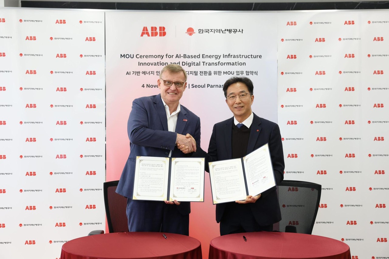 한국지역난방공사 김학균 플랜트기술처장(오른쪽)과 ABB社 앤더스 마테센 아시아 총괄대표(왼쪽)가 협약서에 서명후 기념사진을 찍고 있다. (사진제공=한난)