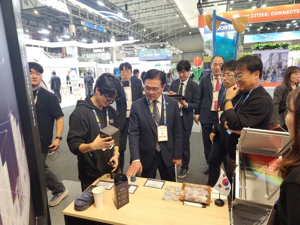 김석필 천안시장 권한대행 부시장이 지난 4일 천안관 부스를 둘러보며 참가기업 관계자에게 전시기술 설명을 듣고 있다.(사진제공=천안시)