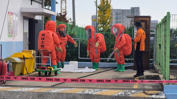 충남 서천소방서는 지난 4일 서천군 장항읍 소재 ㈜베르상스퍼시픽 공장에서 유해화학물질 누출사고 대응 합동훈련을 실시했다고 밝혔다.(사진제공=서천군)