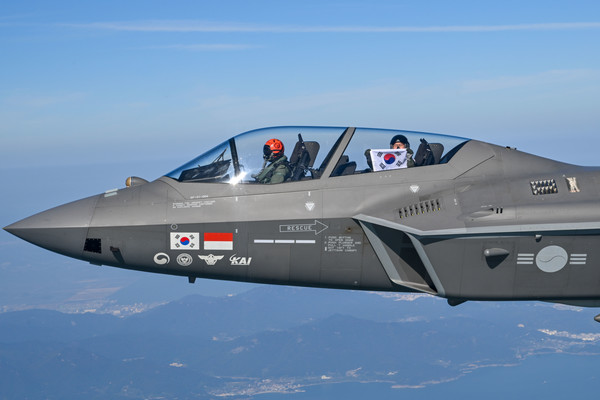 손석락 공군참모총장이 5일 경남 사천기지에서 KF-21를 직접 조종하며 첫 지휘비행을 실시했다.(사진제공=공군)