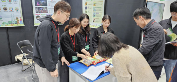 천안시농업기술센터가 지난해 열린 케이팜 귀농귀촌 박람회에서 부스를 운영하고 있다.(사진제공=천안시)