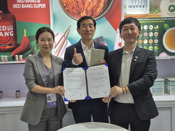 광저우 수출입상품 교역회에서 수출계약 기념촬영. 관계자, 조길형 충주시장, (주)포러스젠 차규민 대표 (사진제공=충주시)