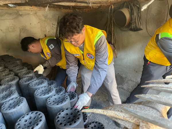 아세아시멘트 적십자 봉사회는 지난 3일 제천시 송학면 일원에서 사랑의 연탄 봉사를 실시했다. (사진제공=제천시)