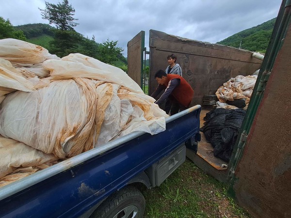 단양군 소재의 지역농민 영농폐기물 배출 모습 (사진제공=단양군)