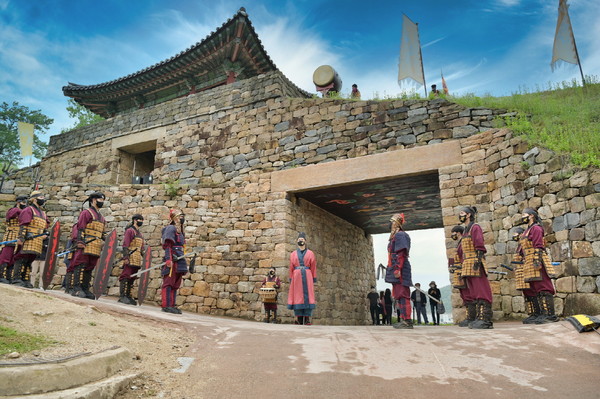 공주시가 전국 46개 도시를 대상으로 독자 1만 2천여 명의 투표와 여행작가 및 전문기자 평가, 편집자 평점, 관광 자료 분석 등 다양한 기준을 종합해 평가된 올해의 최고 여행지로 선정되면서 대상을 차지했다.(사진제공=공주시 관광과, 공산성 수문병 모습)