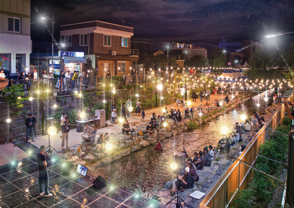 공주시가 전국 46개 도시를 대상으로 독자 1만 2천여 명의 투표와 여행작가 및 전문기자 평가, 편집자 평점, 관광 자료 분석 등 다양한 기준을 종합해 평가된 올해의 최고 여행지로 선정되면서 대상을 차지했다.(사진=공주시 제민천 모습)