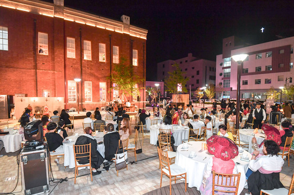 공주시가 전국 46개 도시를 대상으로 독자 1만 2천여 명의 투표와 여행작가 및 전문기자 평가, 편집자 평점, 관광 자료 분석 등 다양한 기준을 종합해 평가된 올해의 최고 여행지로 대상을 차지했다.(사진=여행지 축제 모습)