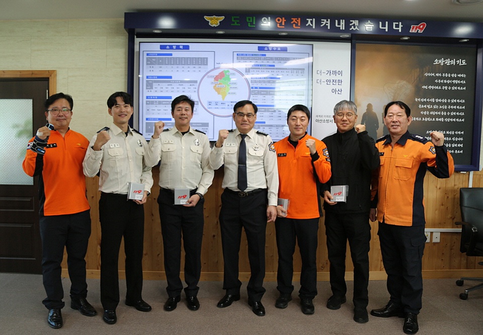 화재·구조 분야 특별승진 소방공무원이 박종인 서장(중앙)과 기념사진을 찍고있다(사진제공=아산소방서)