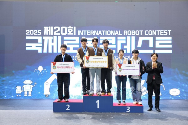 한국기술교육대학교 메카트로닉스공학부 ‘가제트팀’ 학생들이 한국전자기술연구원 주최 ‘2025 로봇제조공정활용 경진대회’에서 영예의 1위인 산업통상부 장관상을 수상했다.(사진제공=한국기술교육대)