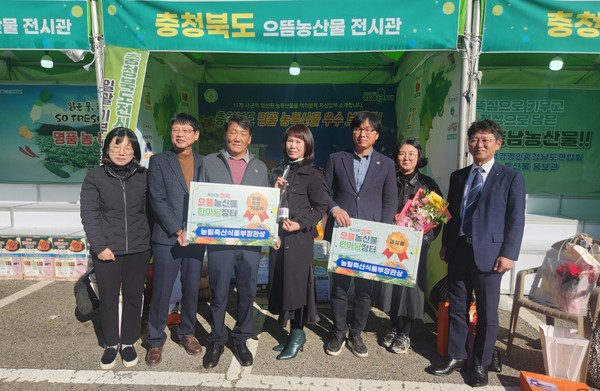 수상 기념 촬영. 왼쪽에서 3번째 윤상호 씨, 오른쪽에서 3번째 박진광 씨 (사진제공=진천군)