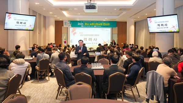 충남교육청은 4일부터 5일까지 부여 롯데리조트에서 도내 초등학교와 특수학교 늘봄지원실장 79명을 비롯해 도교육청과 교육지원청 관계자 등 100여 명이 참석한 가운데 ‘2025 충남 늘봄지원실장 연찬회’를 개최했다고 밝혔다. 이번 연찬회는 ‘2026 충남교육의 미래를 함께 그리다’라는 주제로 늘봄학교의 운영 성과를 공유하고 향후 정책 방향을 함께 모색하기 위해 마련됐다.