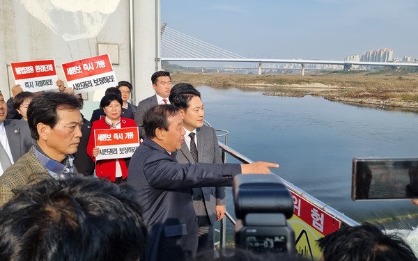 5일 금강 세종보를 찾은 장동혁 대표에게 최민호 시장이 세종보 가동상황을 설명하고 있다.(사진=김공배 기자)