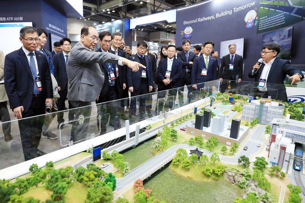 이성해 국가철도공단 이사장(왼쪽 2번째)이 5일 고양 킨텍스에서 개최된 ‘2025 스마트 건설·안전·AI EXPO’에 참여해 관계자들과 함께 전시를 관람하고 있다. (사진제공=국가철도공단)