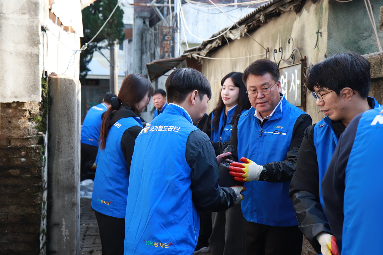 이현철 국가철도공단 경영본부장(오른쪽 2번째)과 직원들이 연탄나눔을 위해 구슬땀을 흘리고 있다. (사진제공=철도공단)