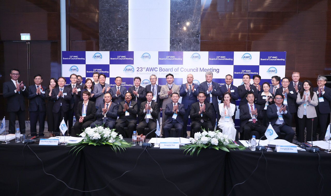 5일  윤석대 한국수자원공사 사장(앞줄 가운데)이 베트남 하노이에서 열린 제23차 아시아물위원회 이사회에서 주요 참석자들과 기념사진을 촬영하고 있다. (사진제공=수자원공사)