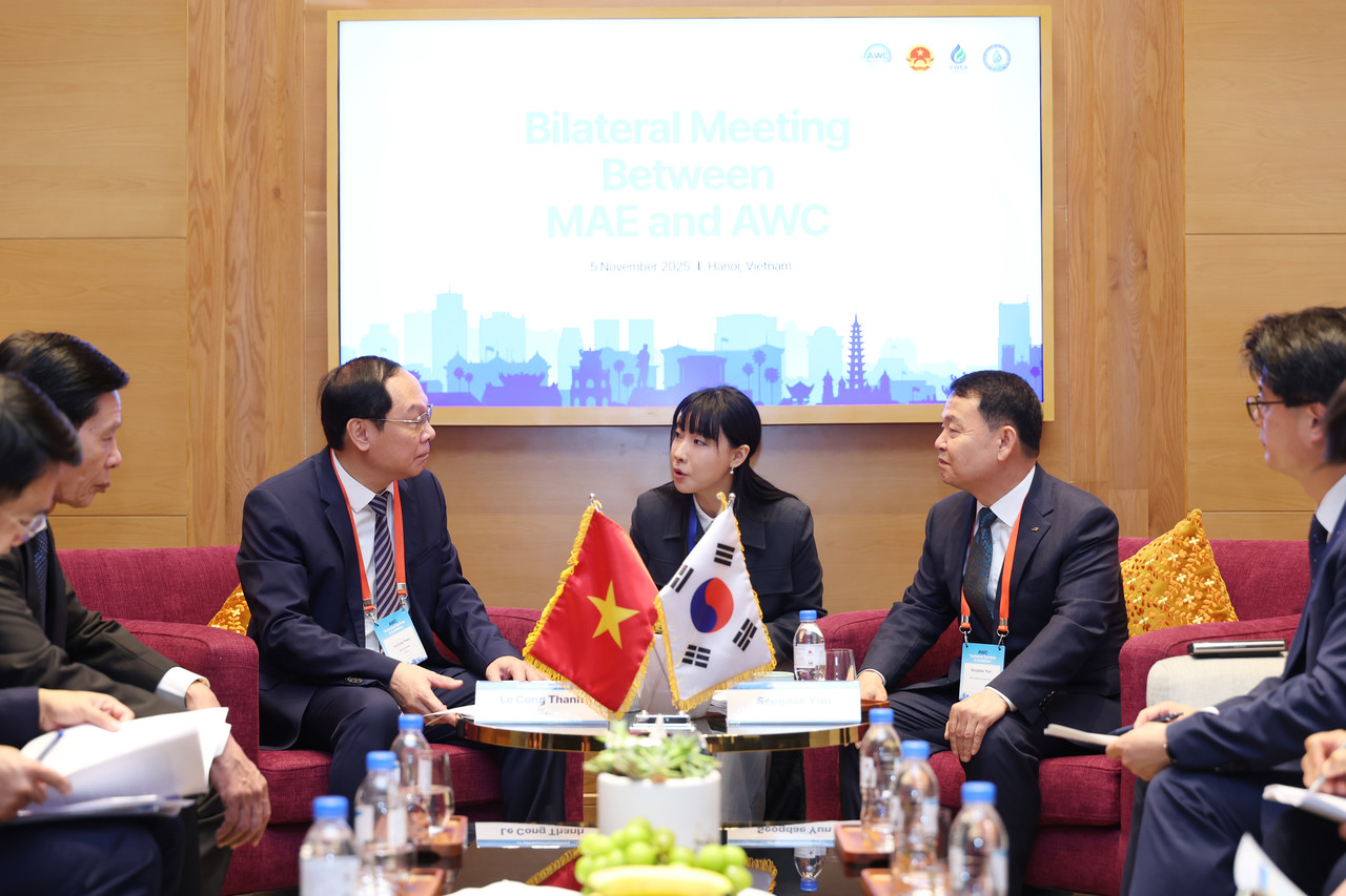 5일 베트남 하노이에서 열린 제23차 아시아물위원회 이사회에 앞서 사전 환담으로 윤석대 한국수자원공사 사장(가운데 오른쪽)이 레 콩 탄(Le Cong Thanh) 베트남 농업환경부 차관(가운데 왼쪽)과 물 분야 협력방안을 논의하고 있다.  (사진제공=수자원공사)