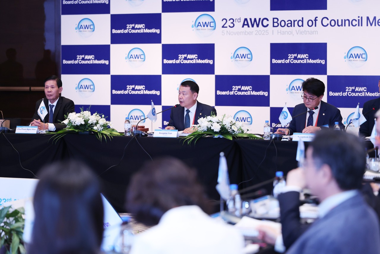 5일 베트남 하노이에서 열린 제23차 아시아물위원회 이사회에서 윤석대 한국수자원공사 사장(가운데)이 개회사를 하고 있다. (사진제공=수자원공사)