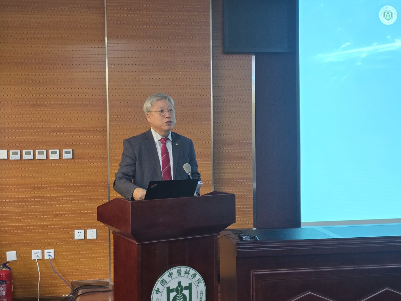 한중 국제심포지엄에서 이진용 원장이 인사말을 전하고 있다. (사진제공=한의학연)