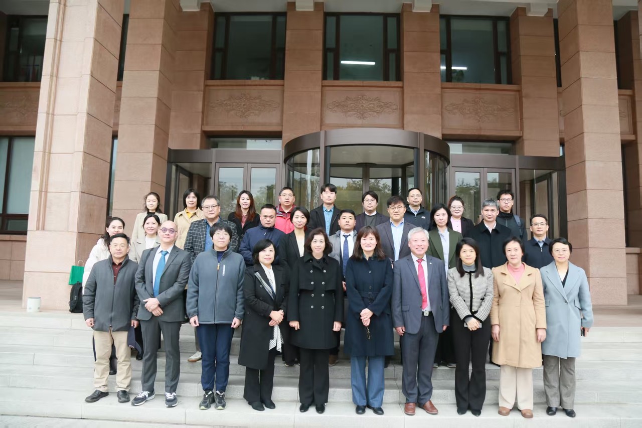 한중 국제심포지엄 참석자들이 기념사진을 촬영하고 있다. (사진제공=한의학연)