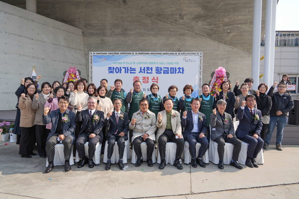 충남 서천군은 지난 5일 농어촌 식품사막화 대응을 위한 이동식 편의점 차량 ‘찾아가는 황금마차’ 출정식을 갖고 본격 운영에 들어갔다.(사진제공=서천군)