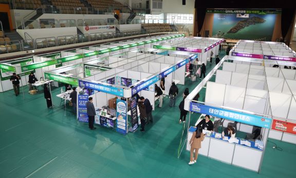 5일 태안종합실내체육관에서 진행된 제3회 일자리·사회적경제 체험 박람회 모습. (사진제공=태안군)