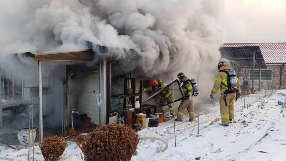 지난 2월 전기적 요인으로 화재가 발생한 주택화재를 진압하는 모습 (사진제공=태안소방서)