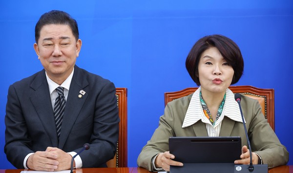 더불어민주당 한정애 정책위의장이 6일 서울 여의도 국회에서 열린 정책조정회의에서 발언하고 있다. 왼쪽은 김병기 원내대표. [사진=연합뉴스]