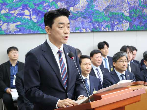 강훈식 대통령 비서실장이 6일 서울 여의도 국회에서 열린 운영위원회의 대통령비서실과 국가안보실, 대통령경호처 등에 대한 국정감사에서 업무보고를 하고 있다. [사진=연합뉴스]