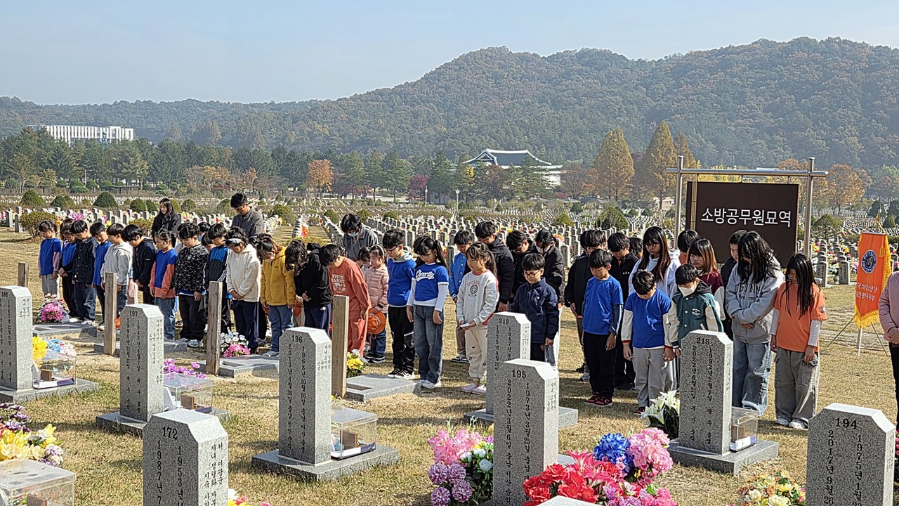 대전소방본부가 6일 한국119청소년단 대전지부 소속 초등생 단원, 지도교사, 소방공무원 등과 순직 소방관 묘역 참배행사를 가졌다.(사진제공=대전소방본부)