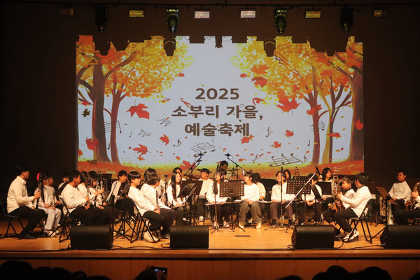 배움의 시간이 가을의 무대에서 빛이 되다(사진 제공=부여교육청)