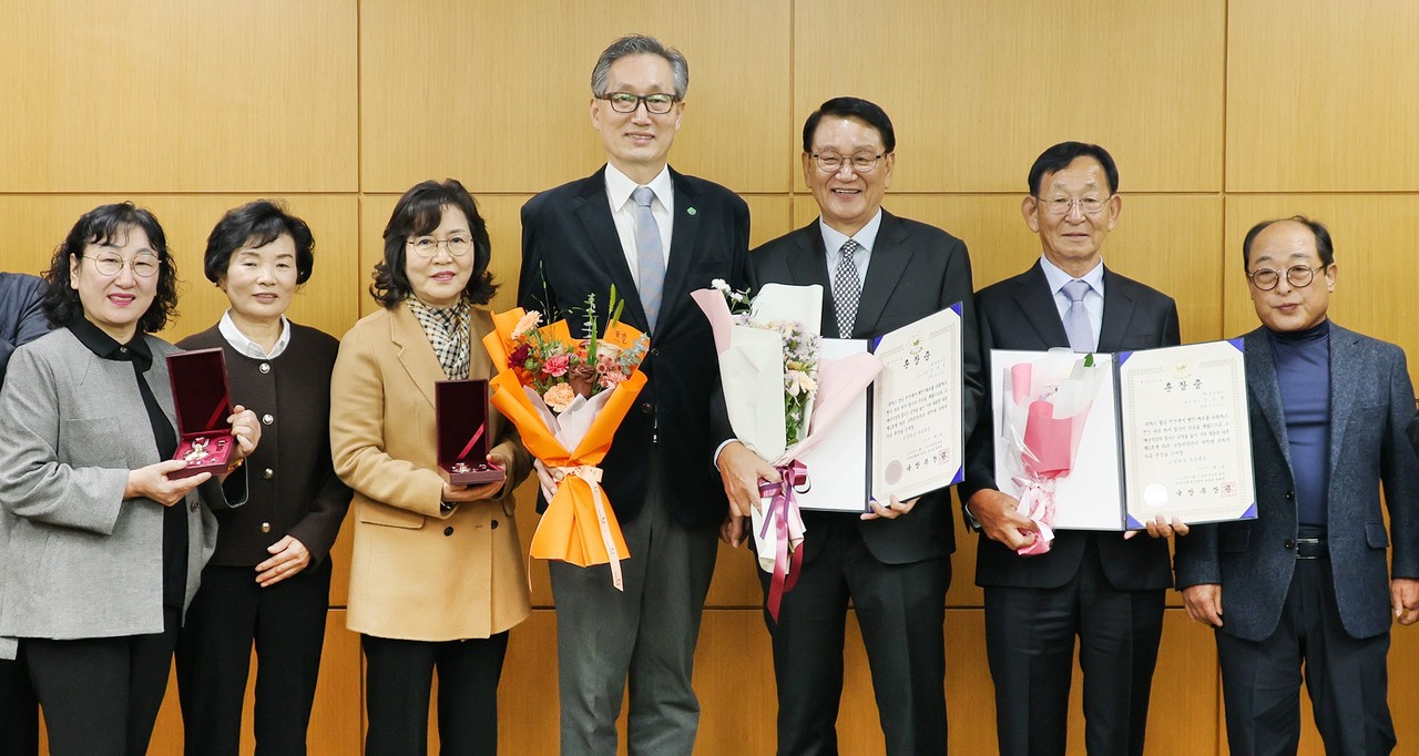 대전시가 6일 고(故) 강준석 하사 유가족을 초청해 화랑무공훈장을 전수했다.(사진제공=대전시)